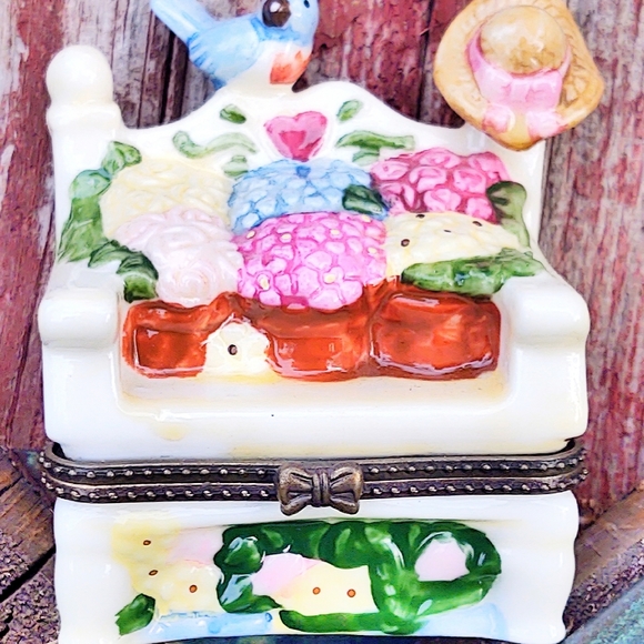 Vintage Ceramic Garden Themed Miniature Bench Box - Picture 2 of 8